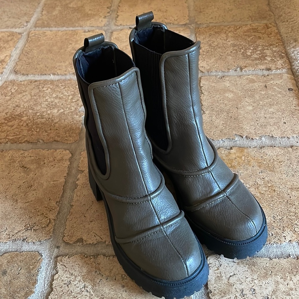 Like-new mid-heel boots in khaki